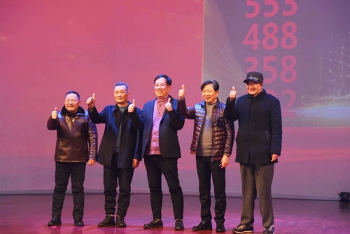 2019年，沈根榮董事長在德威三十三周年慶典上與26年前的合伙人合影